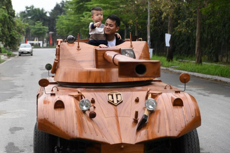 Sayang Anak! Seorang Ayah di Vietnam Habiskan Waktu Ratusan Jam Ubah Mobil Van Menjadi Tank Kayu untuk Putranya