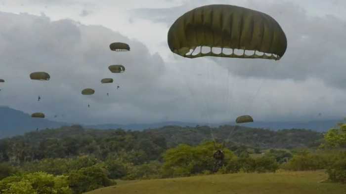 Sebanyak 300 Prajurit Kostrad Diterjunkan dari Udara