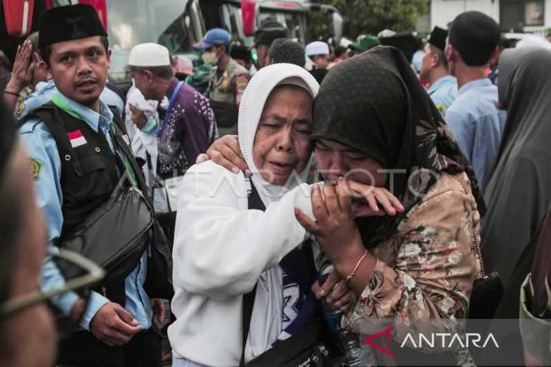 Sebanyak 393 jamaah haji asal Jakarta tiba di Indonesia