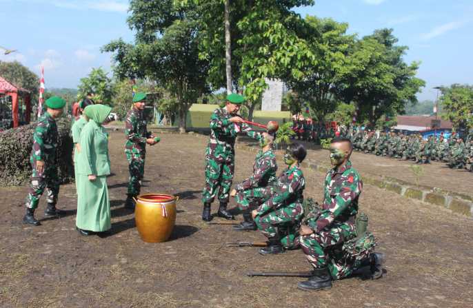 Sebanyak 417 Prajurit Baru Bekang TNI AD Gelar Tradisi Korps Pembaretan