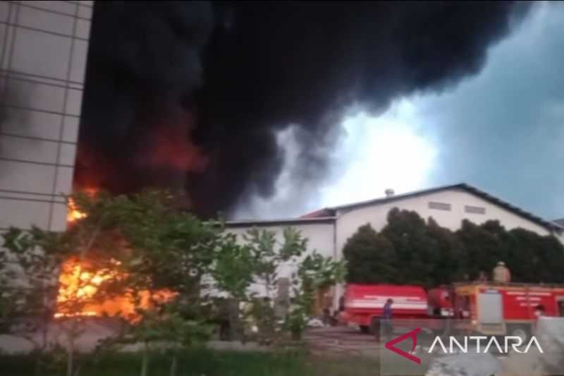 Sebuah Gudang Penyimpanan Benang di Tangerang Terbakar