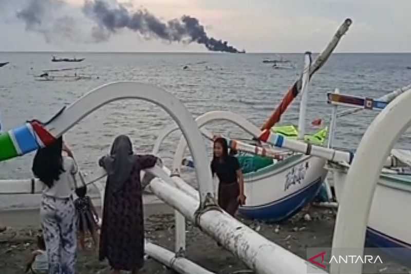 Sebuah Kapal Tanker BBM Terbakar di Perairan Ampenan Kota Mataram