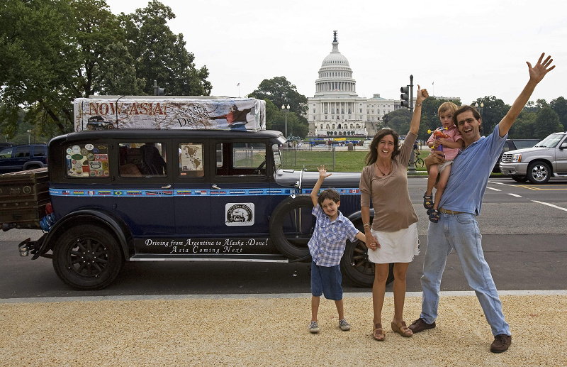 Sebuah Keluarga Pulang ke Argentina Setelah 22 Tahun Keliling Dunia dengan Mobil Antik
