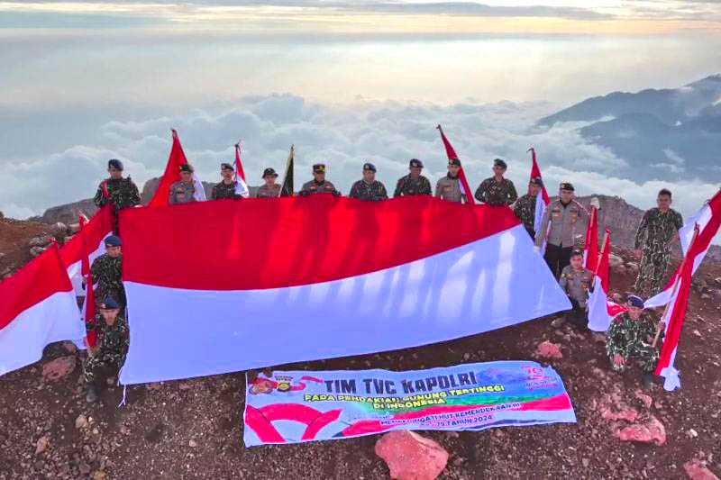 Sebuah perjalanan kibarkan Merah Putih di Puncak Kerinci