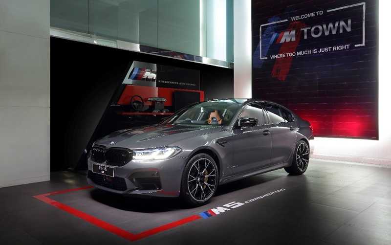 Sedan Sport Berpenggerak Empat Roda