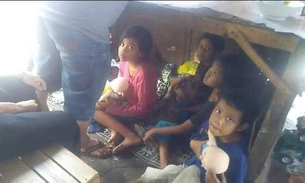 Sedih Pasutri Tinggal Bersama 10 Anaknya di Warung karena Tak Mampu Bayar Kos