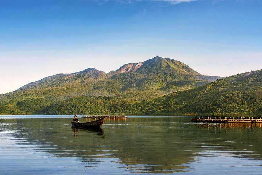 Sejuknya Udara Tiga Danau  di Kaki Gunung Talang