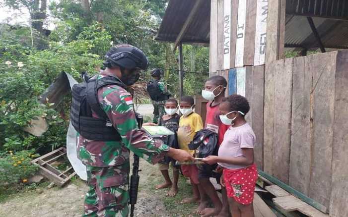 Sejumlah Prajurit dengan Senjata Lengkap Datang ke Kampung di Papua Bukan Kejar KKB, Namun untuk Menyerahkan Ini