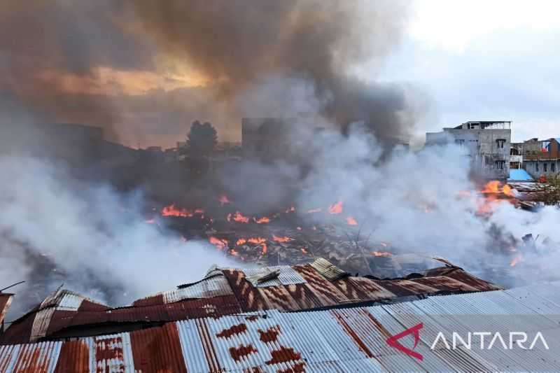 Sekitar Seratus Kios di Pasar Cik Puan Pekanbaru Terbakar