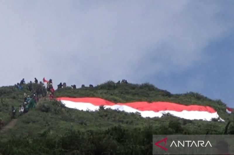 Sekitar Seribu Pendaki Gunung Kaba Di Rejang Lebong Bentangkan Bendera Merah Putih Raksasa