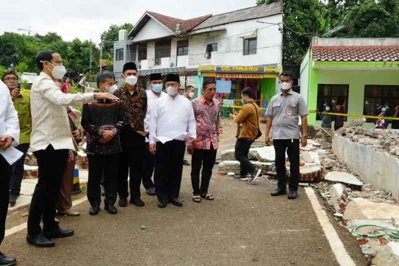 Sekolah Roboh karna Banjir, Menteri Nadiem Makarim Cek Langsung MTsN 19 Jakarta