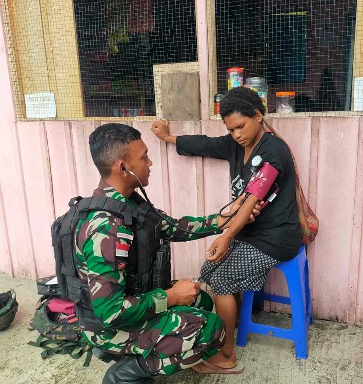 Selalu Hadir saat Dibutuhkan Warga Papua Pegunungan, Ini yang Diperbuat Anggota Satgas Yonif Raider 142/KJ