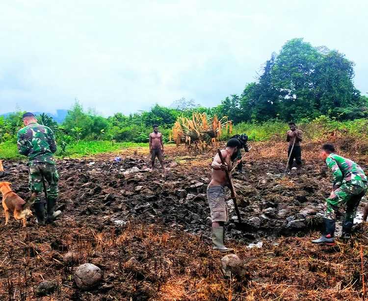 Semangat Personel Kesatria Jaya Satgas YR 142/KJ Bantu Warga Buka Lahan Perkebunan