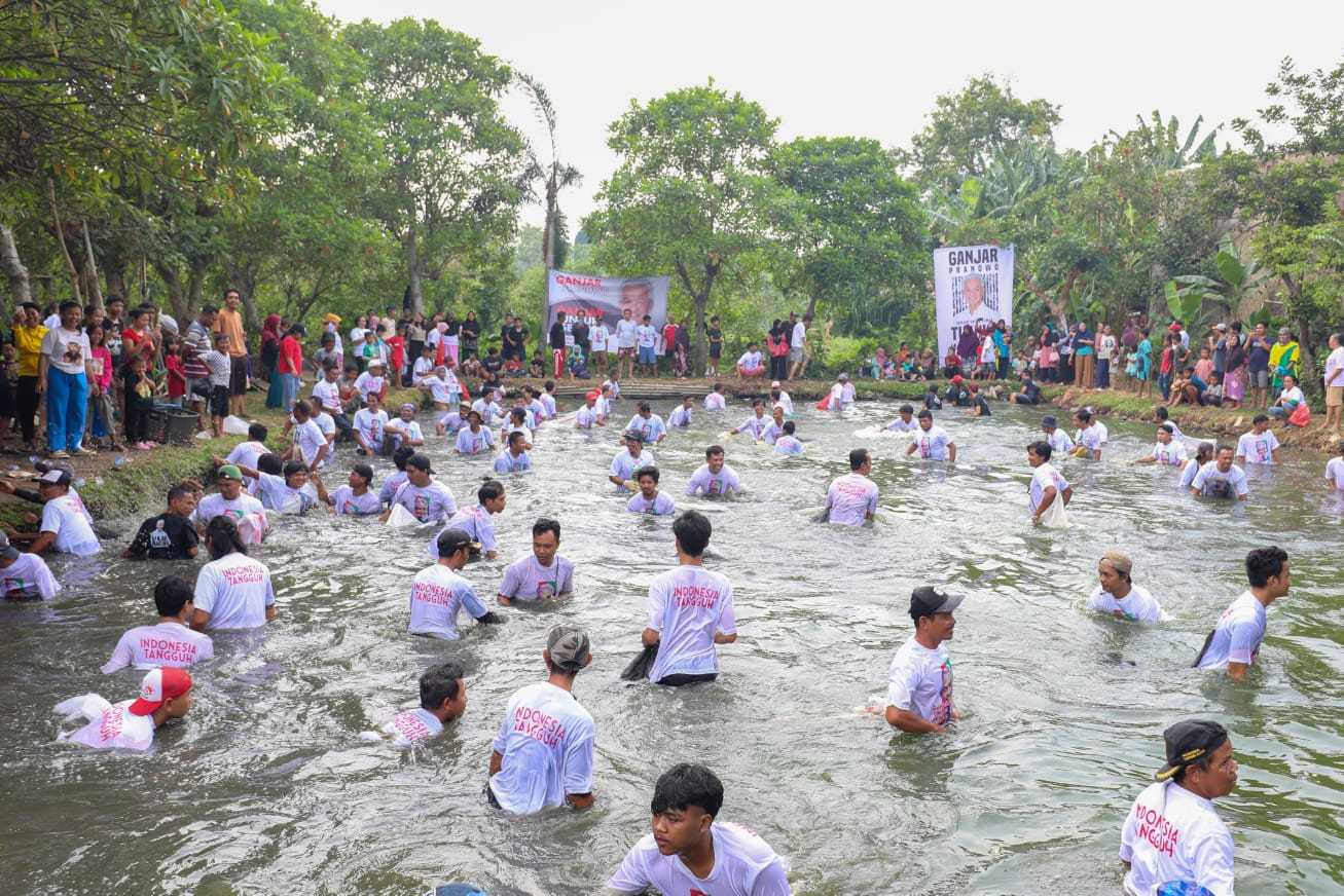 Semarak Pesta Rakyat, Gardu Ganjar Ajak Masyarakat Berlomba Ambil Ikan Dalam Kolam 2