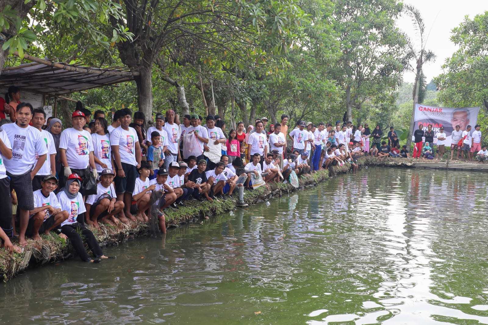 Semarak Pesta Rakyat, Gardu Ganjar Ajak Masyarakat Berlomba Ambil Ikan Dalam Kolam 4