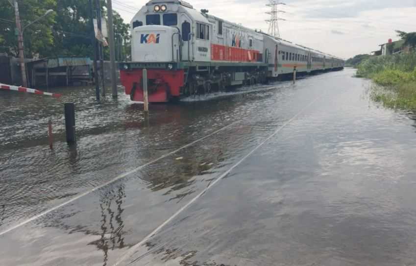 Semarang Banjir, KAI: Perjalanan KA Memutar Lewat Selatan