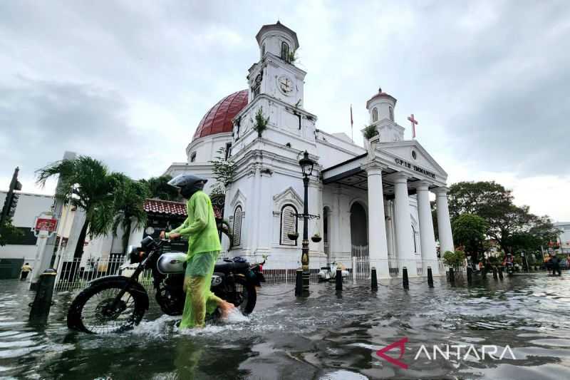 Semarang Banjir, Kawasan Kota Lama Terendam hingga Setinggi 50 Cm