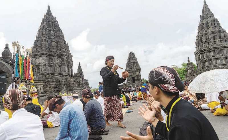 SEMBAHYANG HARI RAYA GALUNGAN DI CANDI PRAMBANAN