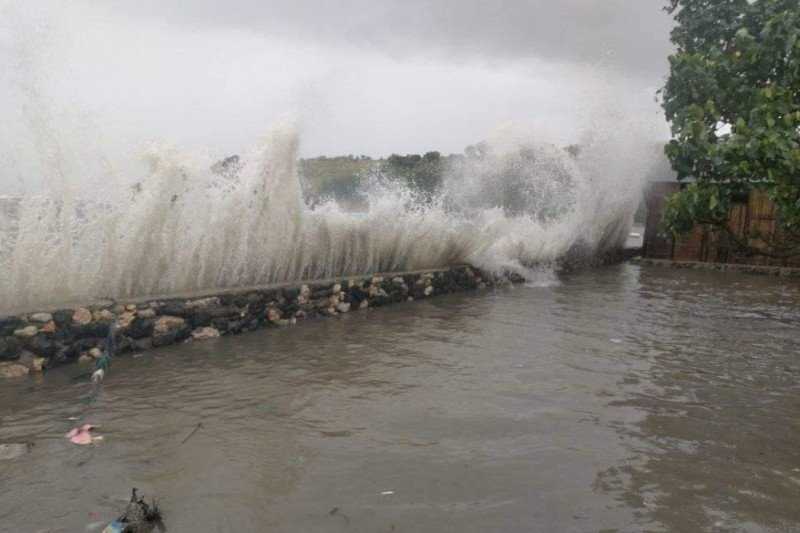 Sembilan Rumah Warga Flores Timur Ambruk Diterjang Banjir Pesisir