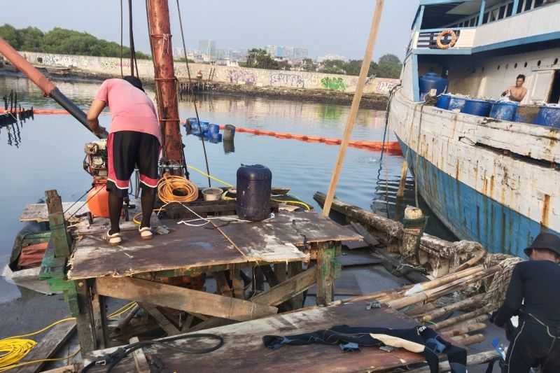 Semoga Berjalan Lancar, Kemenhub Kawal Pengangkatan Kerangka Kapal di Pelabuhan Sunda Kelapa