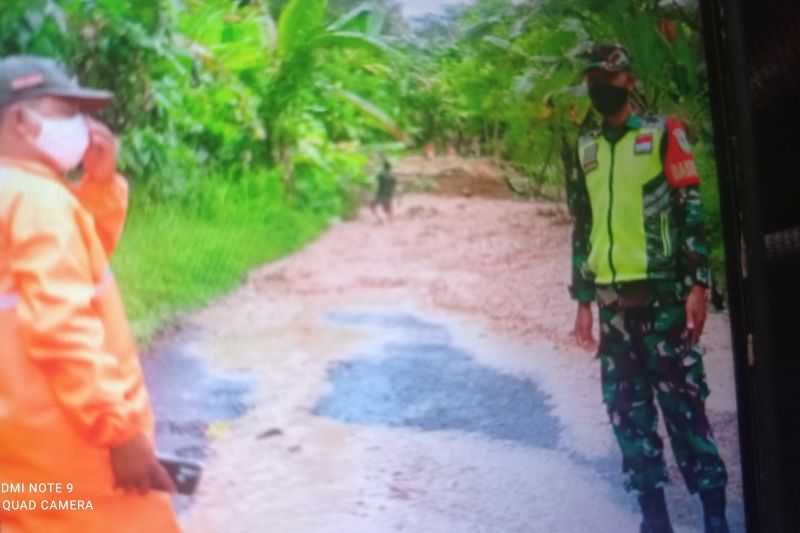 Semoga Cepat Diatasi, Ruas Jalan Menuju Jalur Wisata Pantai Sawarna Tertimbun Longsoran