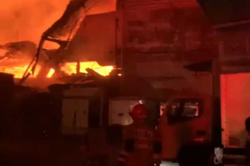 Semoga Tidak Ada Korban Jiwa, Sebuah Pabrik Terbakar di Kawasan Kalideres Pada Kamis Malam