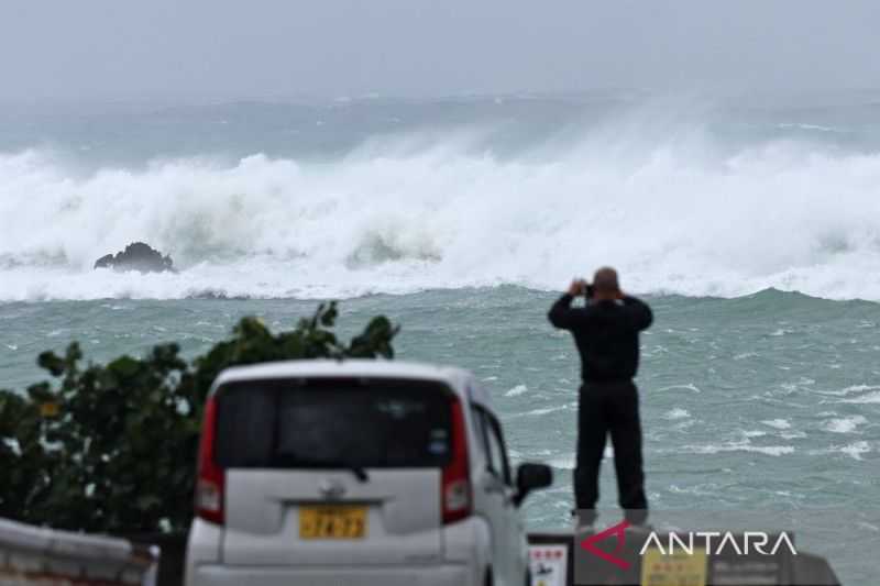 Semoga Tidak Ada WNI Jadi Korban, Topan Landa Okinawa Sebabkan Satu Tewas dan Listrik Padam