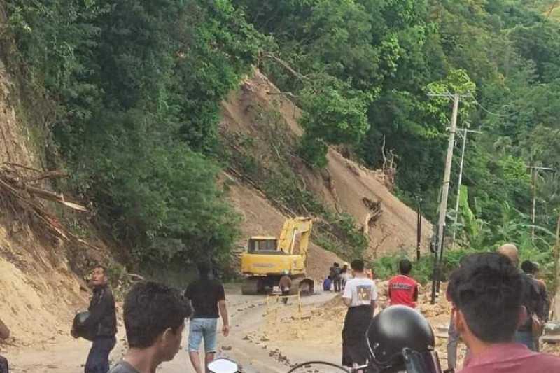 Semoga Tidak Mengganggu Penyaluran Logistik, Jalan Poros Majene-Mamuju Tertutup Longsor