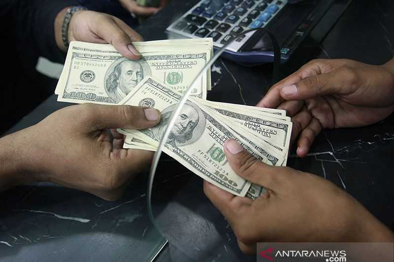 Sempat Naik ke Level Tertinggi, Dolar Tergelincir juga karena Aksi Ambil Untung