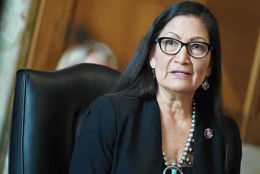 Senat Loloskan Deb Haaland Sebagai Mendagri AS