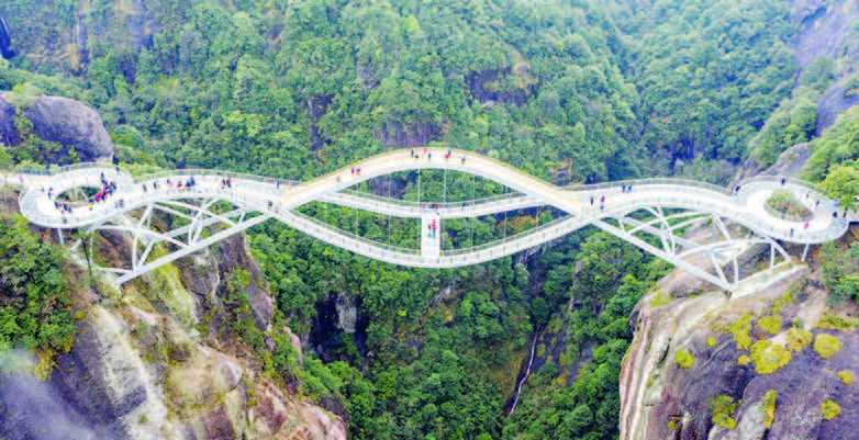 Sensasi Jembatan Kaca Ruyi di Tiongkok