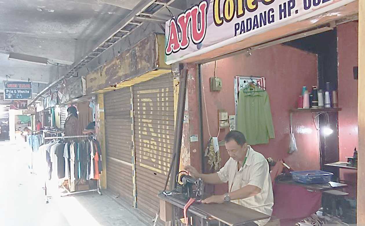 Sentra jahitan Pasar Raya Padang Sepi Peminat Jelang Tahun Ajaran Baru