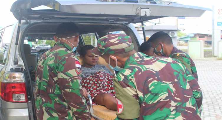 Seorang Ibu Mengerang Kesakitan, Sampai Kemudian Datang Prajurit TNI Membantu