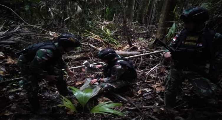 Seorang Pria Lari Terbirit-birit Saat Dipanggil Prajurit TNI di Jalan Tikus, Ternyata Dia Membawa Barang Haram