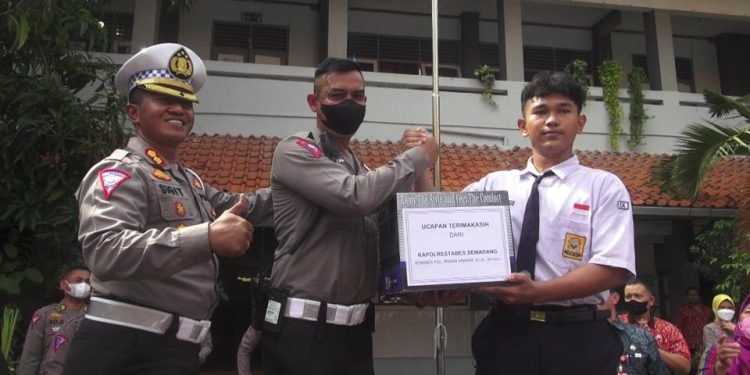 Seorang Siswa SMP Lakukan Aksi Berani saat Bus Trans Semarang Alami Kebakaran Dapat Penghargaan dari Polrestabes