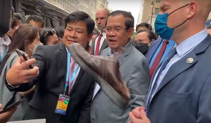 Sepatu yang Pernah Dilemparkan ke Hun Sen Bakal Dilelang untuk Galang Dana Amal
