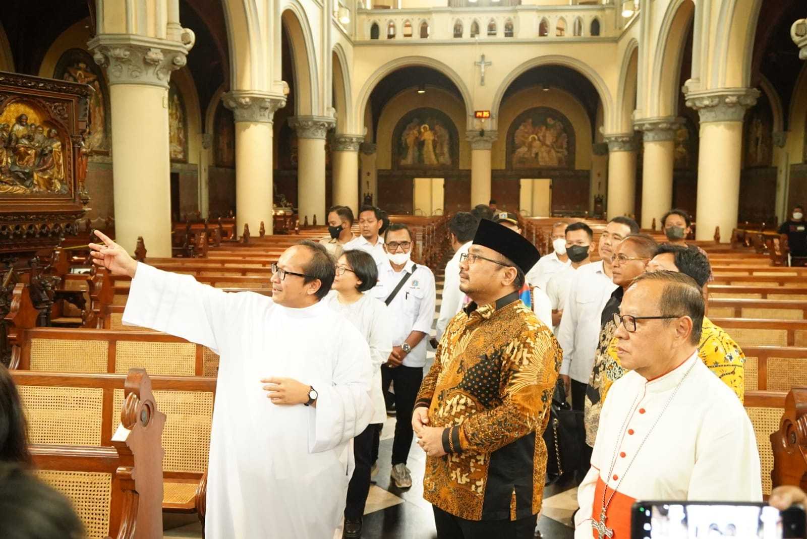 Serahkan Bantuan ke Gereja Katedral Rp 1 Miliar, Menag Yaqut: Komitmen Kami Layani Semua Agama