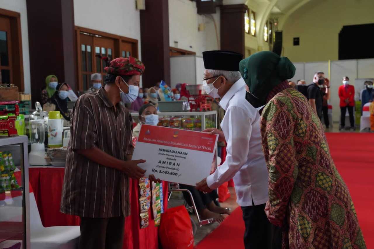 Serahkan Bantuan Kewirausahaan, Wakil Presiden Berharap Akan Tingkatkan Kesejahteraan Lansia Produktif