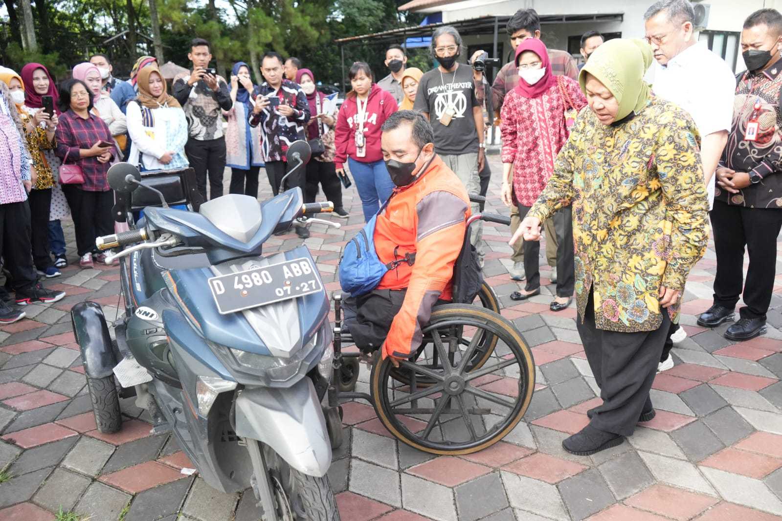Serahkan Bantuan untuk Kelompok Rentan di Bandung, Mensos Pastikan Kemudahan Prosedur