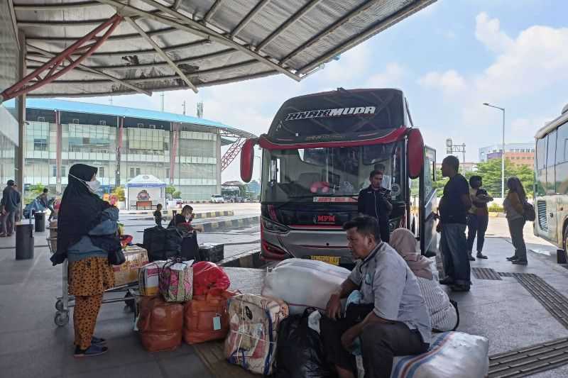 Seribu Pemudik Berangkat dari Terminal Pulo Gebang pada Libur Jumat Agung