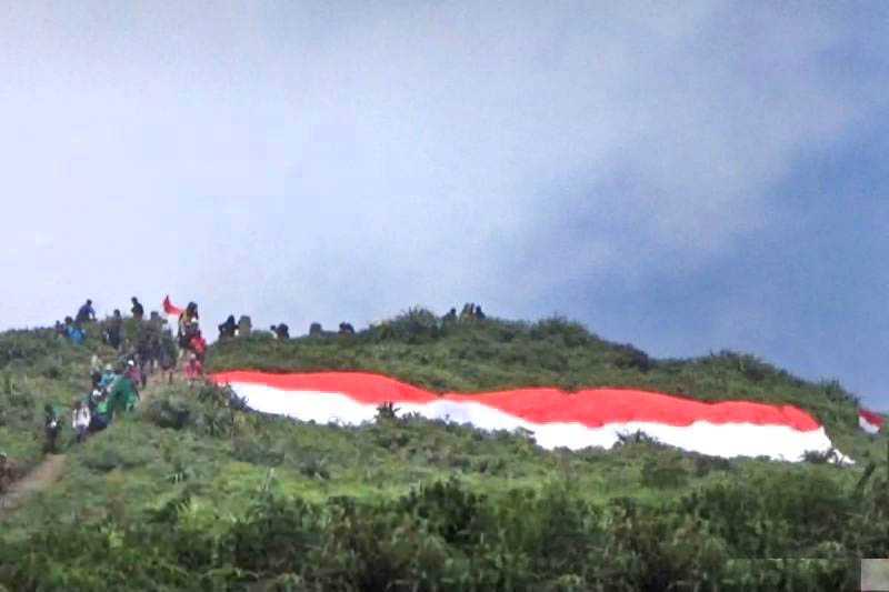 Seribuan pendaki Gunung Kaba Rejang Lebong bentangkan bendera raksasa