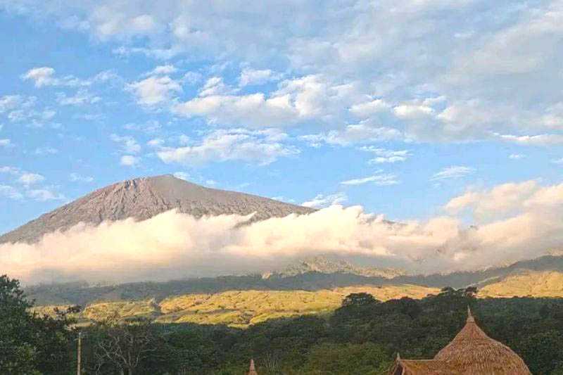 Seruan Mendaki Nol Sampah Menggaung di Gunung Rinjani