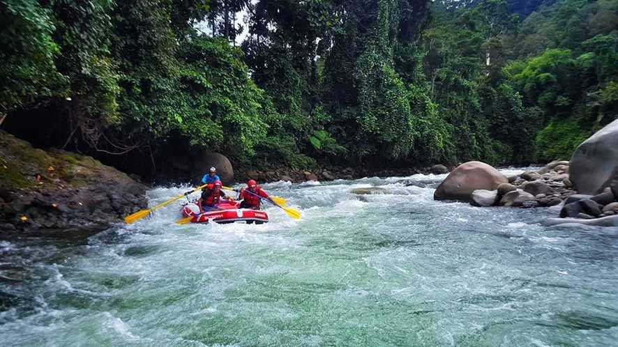 Serunya Menaklukkan Jeram di Sungai Maiting