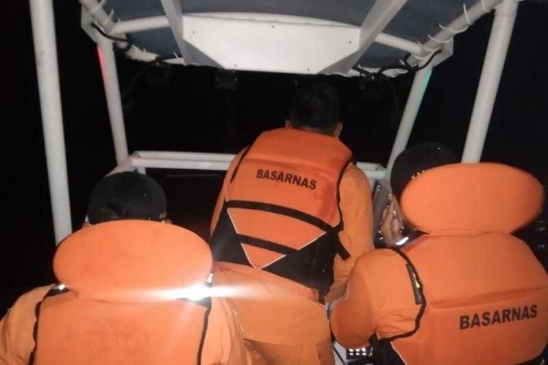 Setelah Berjuang Berat Melawan Cuaca Buruk, Tim SAR Berhasil Evakuasi 8 Awak Kapal yang Tenggelam