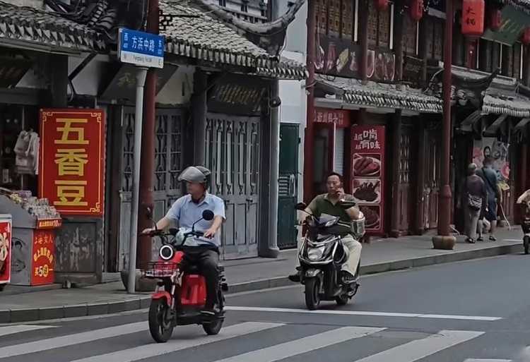 Shanghai Membatasi Penggunaan Sepeda Motor
