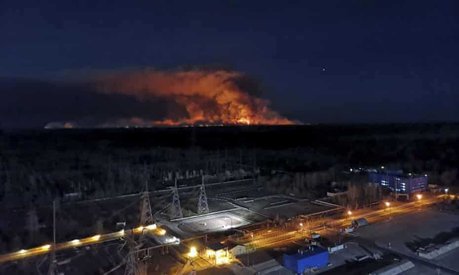 Si Jago Merah Melahap Chernobyl, Api Belum Bisa Dipadamkan Karena Aktivitas Tentara Rusia yang Berada di Kawasan PLTN