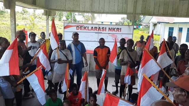 Siap Setia NKRI, Warga Asmat Berkumpul Kirab Bendera Merah Putih di Transpapua