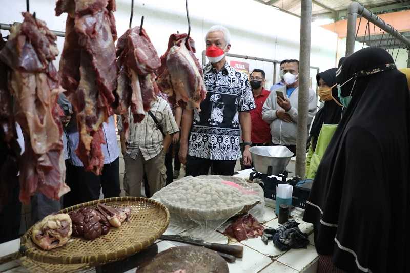 Sidak Pasar Wage Banyumas, Ganjar Temukan Harga Daging Naik Signifikan