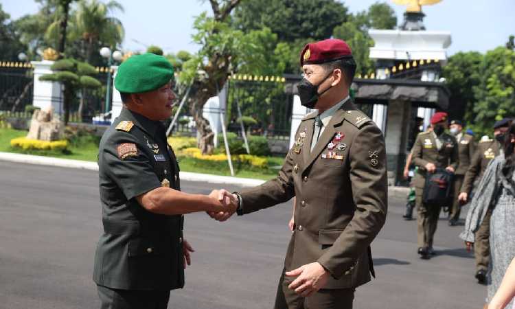 Singgung Kerja Sama Militer, KSAD Jenderal Dudung Terima Kunjungan Panglima Angkatan Darat Singapura, Ternyata Hal Ini yang Dibahas