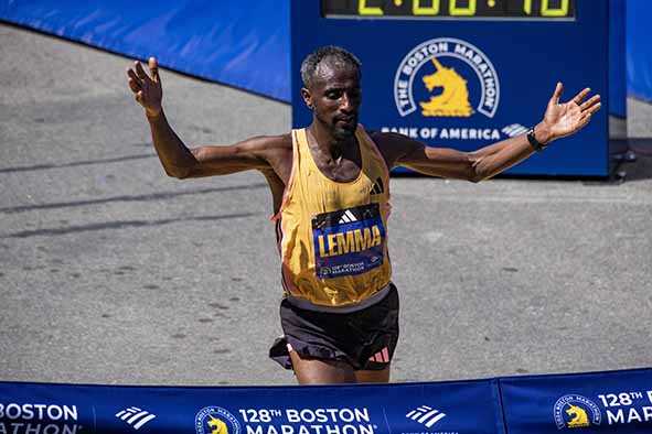Sisay Lemma Juara Boston Marathon